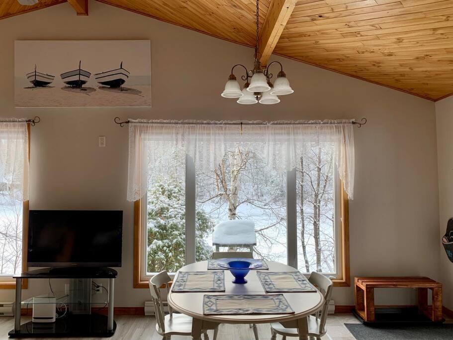 Le Chalet Bleu, Aux Pieds Des Monts-Valin Saint-David-de-Falardeau Extérieur photo