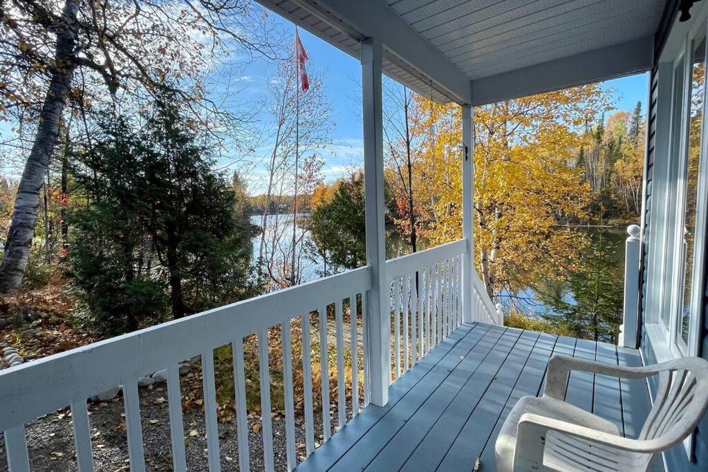 Le Chalet Bleu, Aux Pieds Des Monts-Valin Saint-David-de-Falardeau Extérieur photo